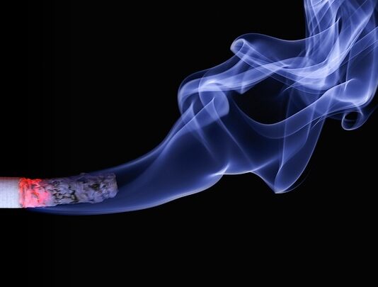 Czy nikotyna powoduje zakola?